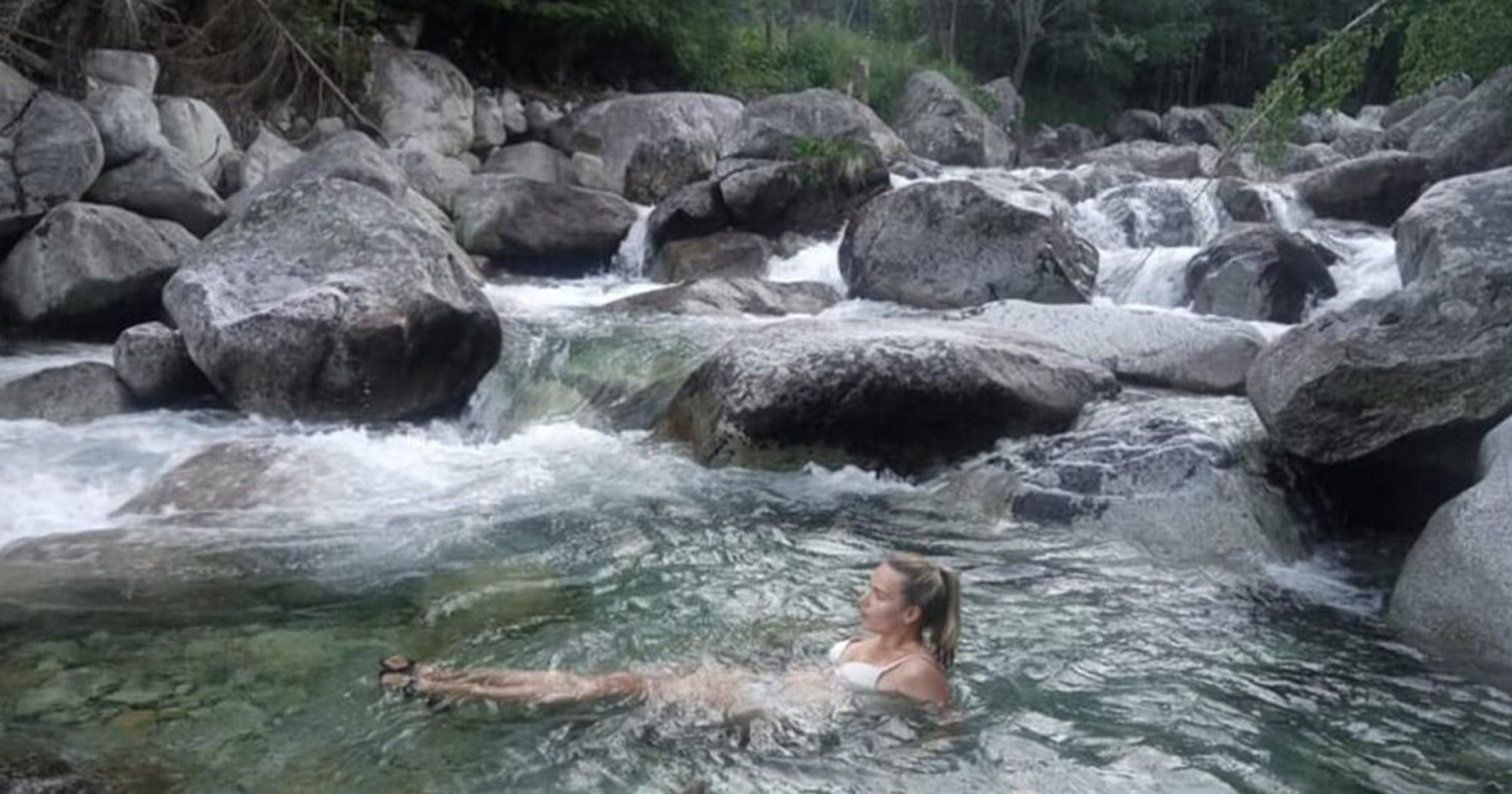 Romana Tabaková v horskom potoku