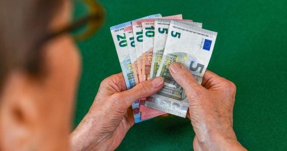 Seniorka s peniazmi