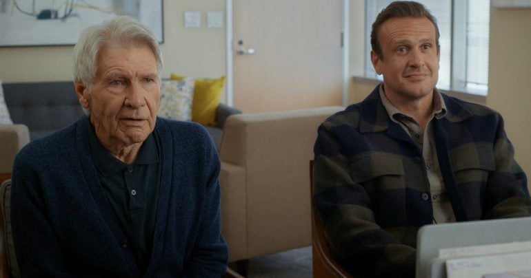 Jason Segel a Harrison Ford v seriáli Shrinking