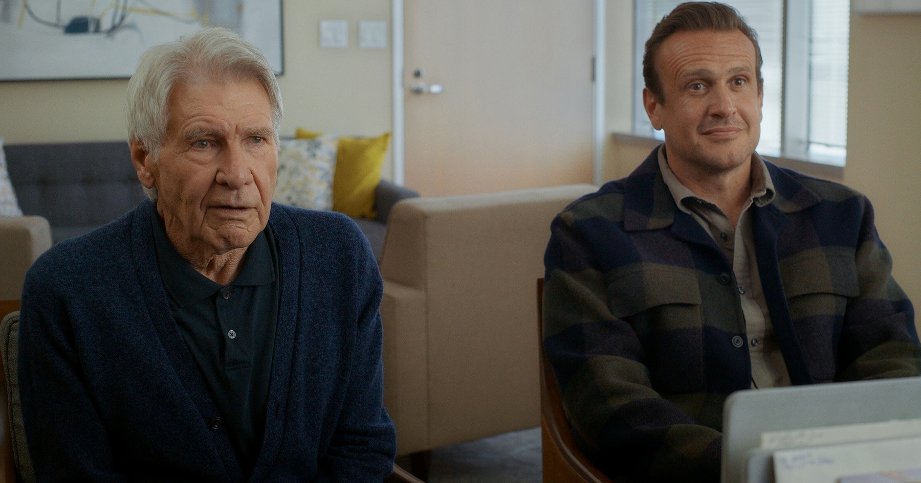 Jason Segel a Harrison Ford v seriáli Shrinking