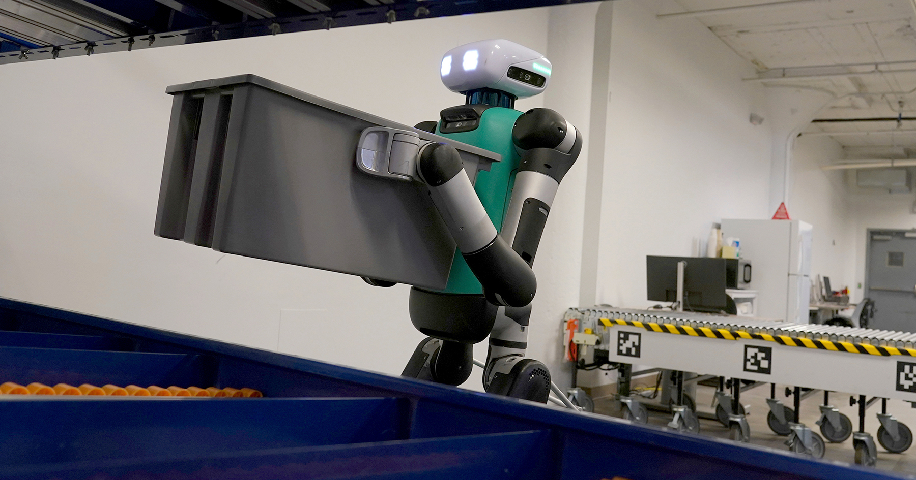 Robot pracujúci v sklade