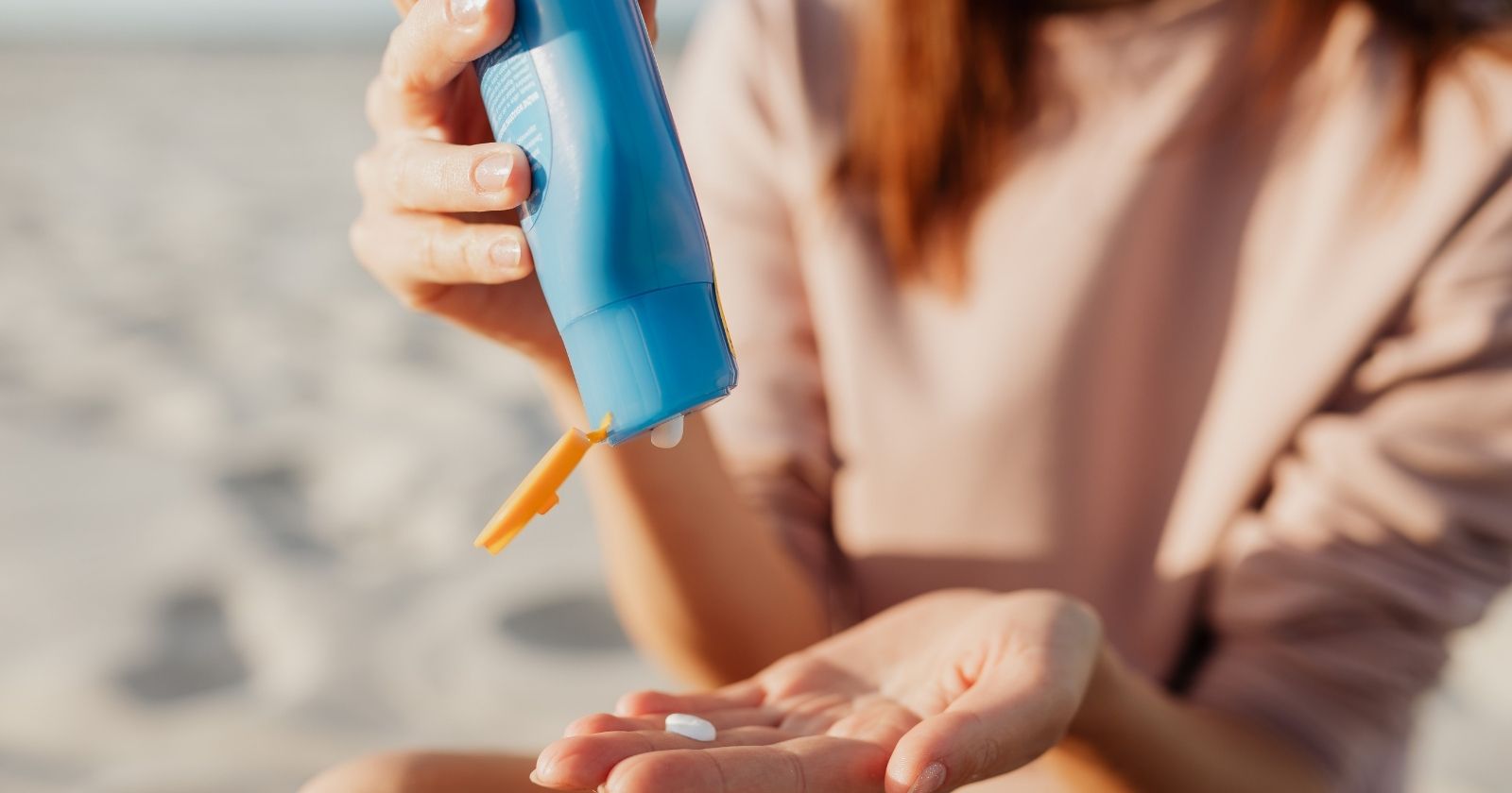 žena si vytláča malé množstvo SPF krému