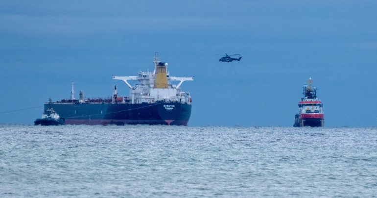 Tanker Eventin z ruskej tieňovej flotily pláva v mori.