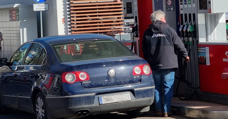 Záber na čerpaciu stanicu a jej zákazníka