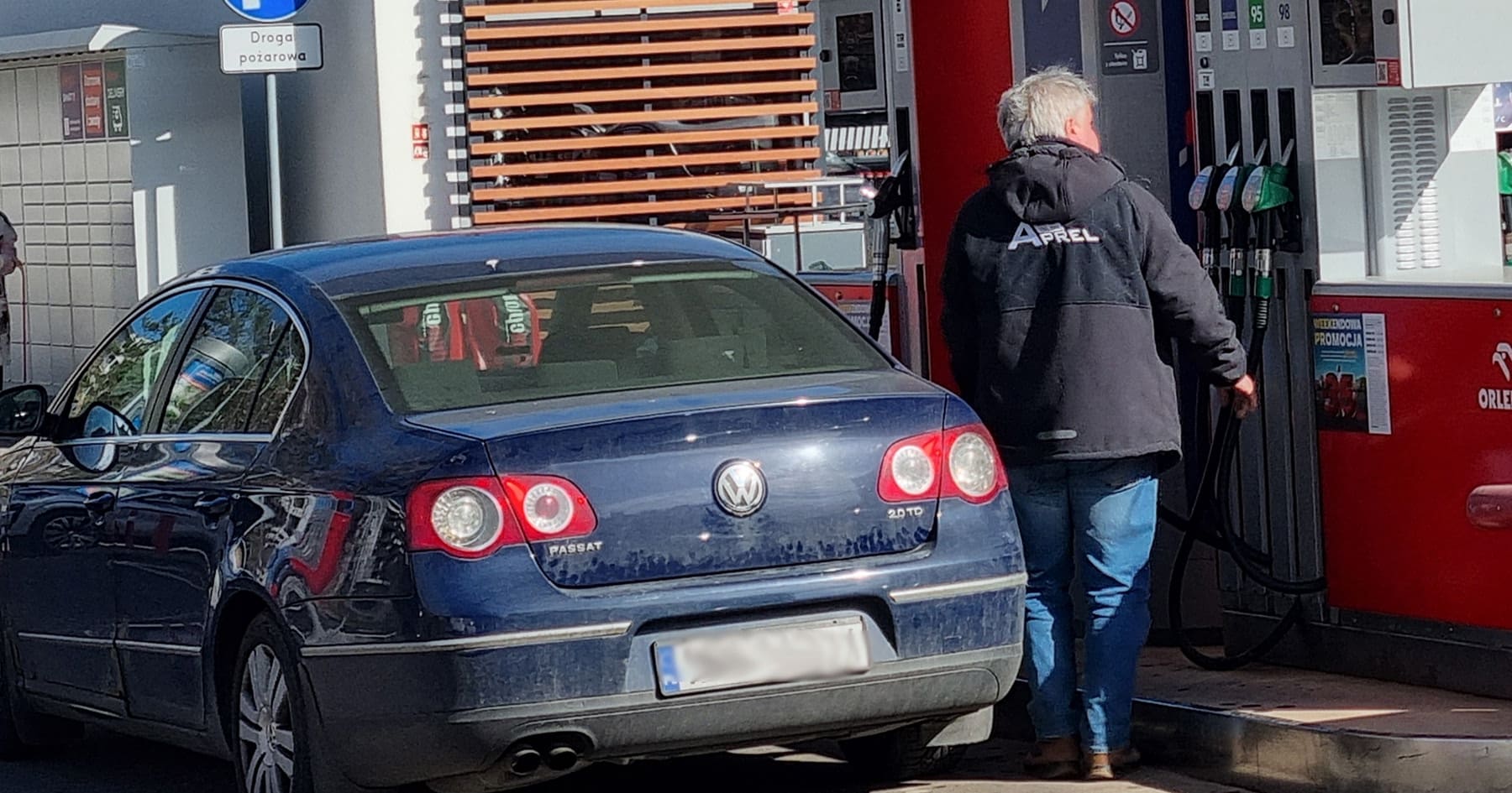 Záber na čerpaciu stanicu a jej zákazníka