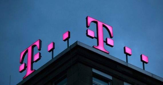Záber na budovu s logom Telekom