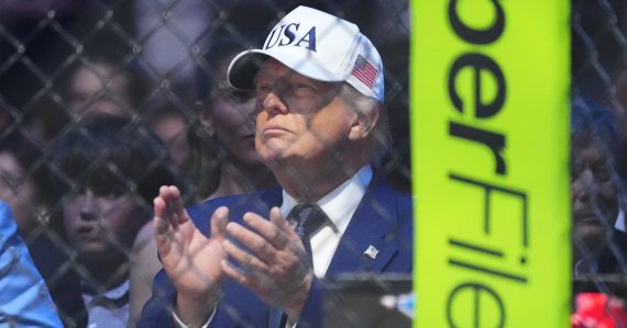 Záber na Donalda Trumpa v šiltovke