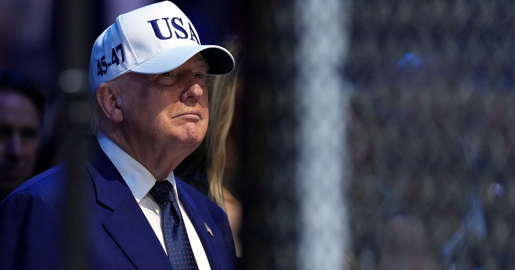 Záber na Donalda Trumpa v šiltovke