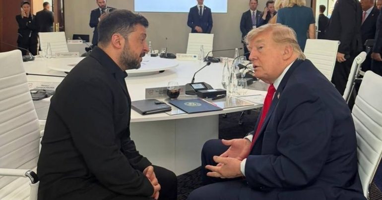 Záber na Volodymyra Zeleneského a Donalda Trumpa poćas rokovania