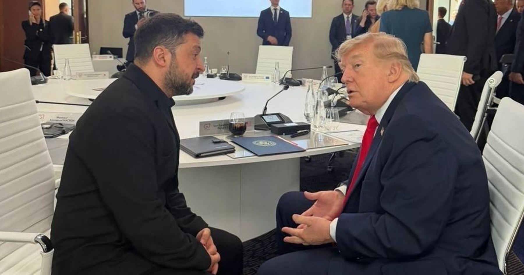 Záber na Volodymyra Zeleneského a Donalda Trumpa poćas rokovania