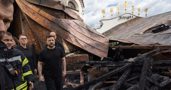 Volodymyr Zelenský s hasičmi pri zbombardovanej budove
