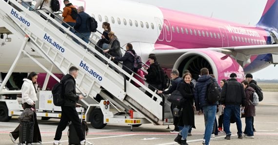 Lietadlo spoločnosti Wizz Air na letisku v Bratislave