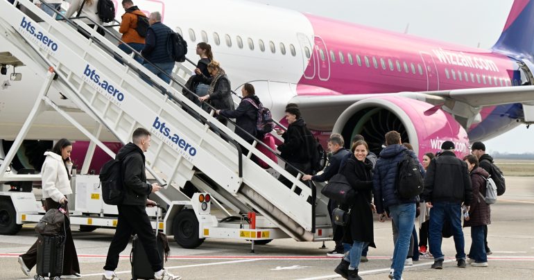 Lietadlo spoločnosti Wizz Air na letisku v Bratislave
