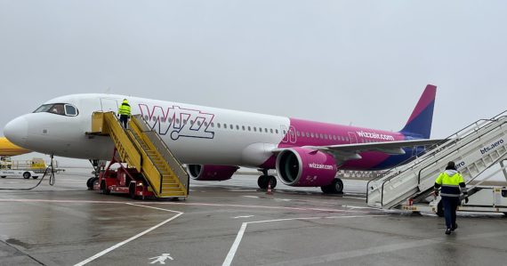 Lietadlo Wizz Air na letisku v Bratislave