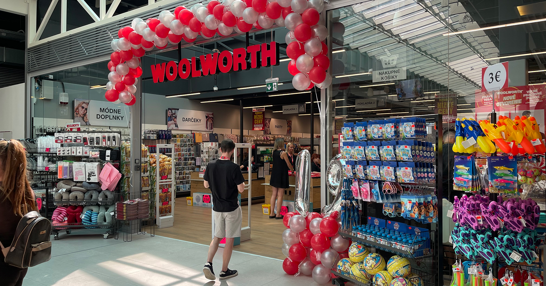 Otvorenie predajne Woolworth v Nitre