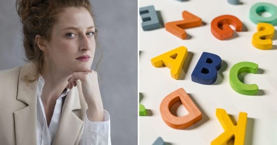 Žena premýšľa a písmená z abecedy