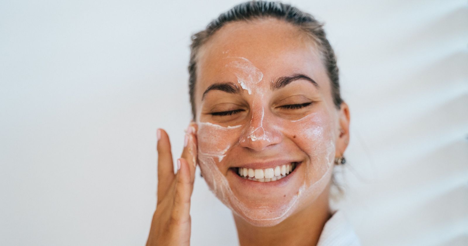 žena si nanáša SPF na tvár