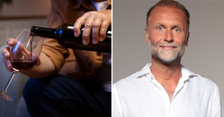 Muž nalieva víno z fľaše do pohára a Ladislav Kužela