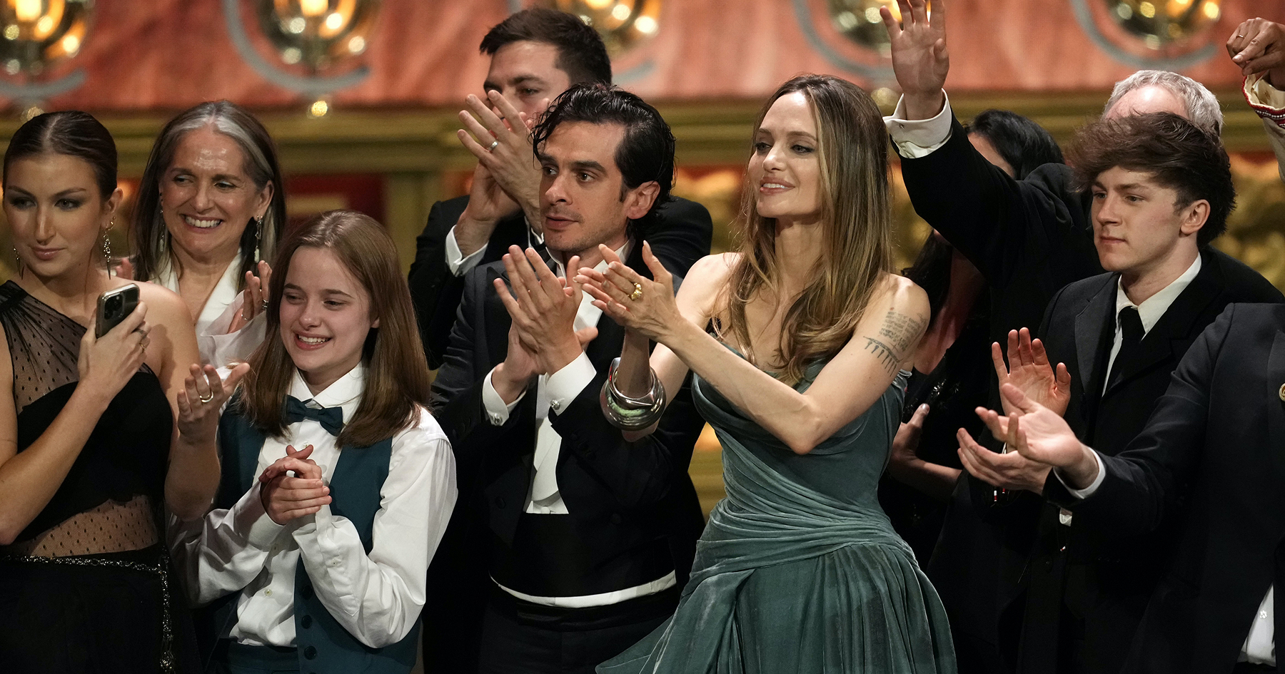 Vivienne Jolie-Pitt, Justin Levine, Angelina Jolie a Brody Grant