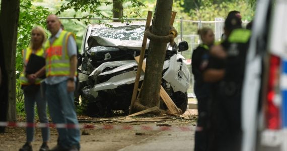 Pohľad na zničené auto, ktoré vrazilo do ľudí