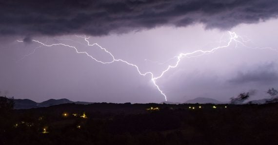 Búrka nad mestom