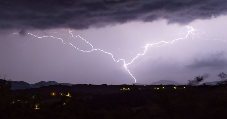 Búrka nad mestom