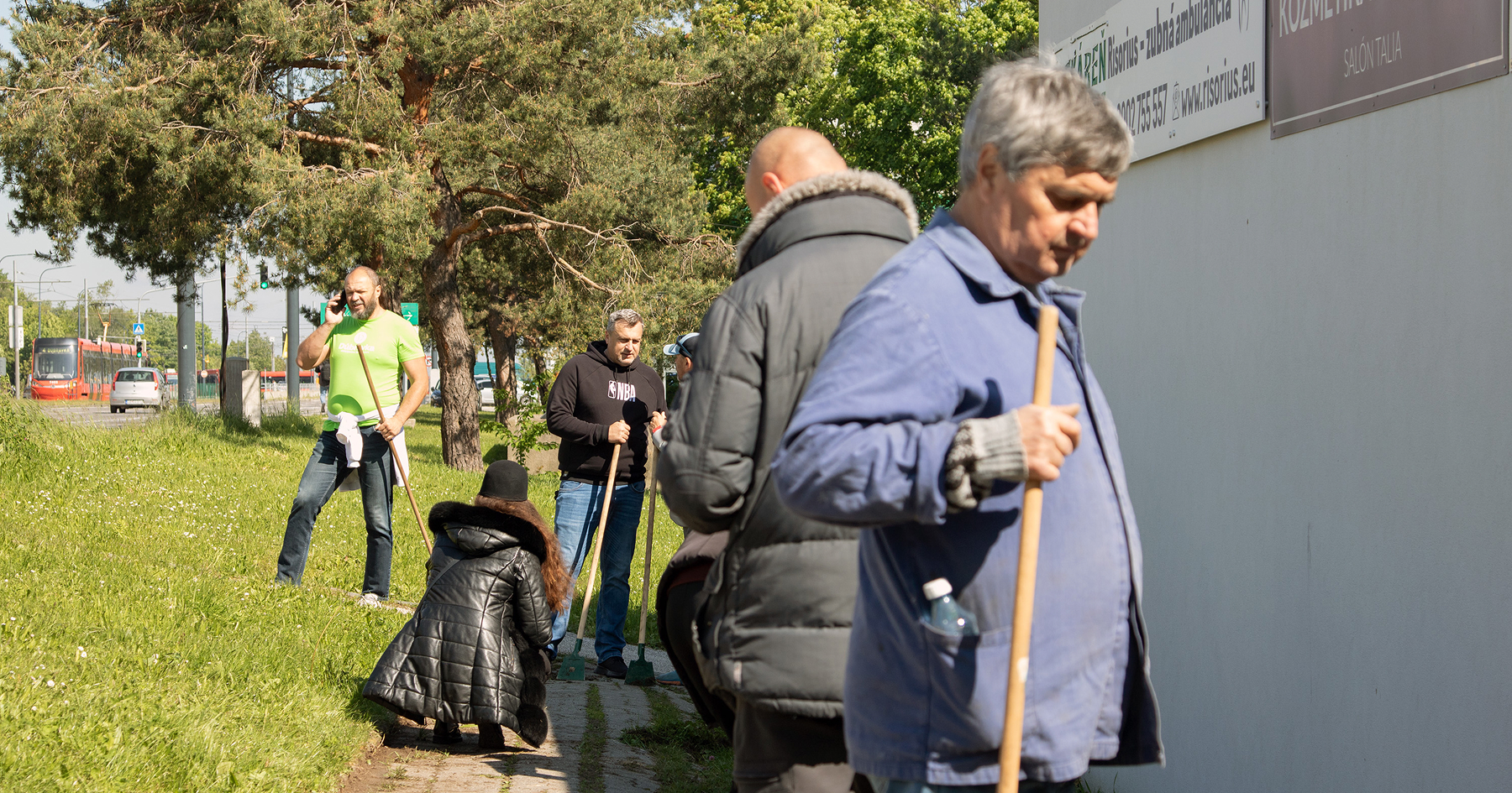 Starosta Dúbravky a Andrej Danko počas upratovania v bratislavskej mestskej časti Dúbravka