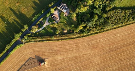 Farmár na traktore z panorámy