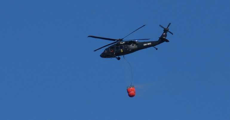 Helikoptéra počas hasenia požiaru
