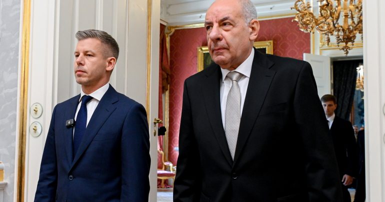 Záber na maďarského premiéra Pétera Magyara a maďarského prezidenta Tamása Sulyoka