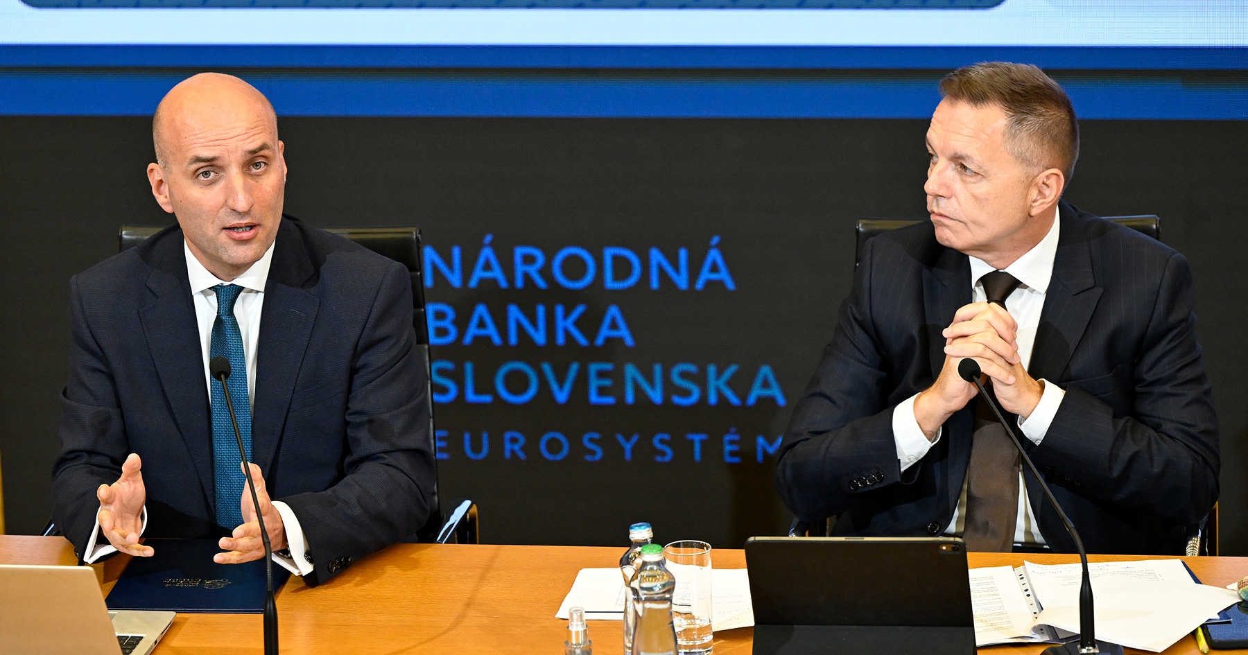 Na snímke guvernér Národnej banky Slovenska Peter Kažimír a výkonný riaditeľ NBS Michal Horváth