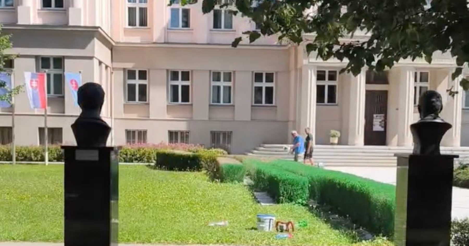 Kríky pred budovou Matice slovenskej boli nasprejované na zeleno