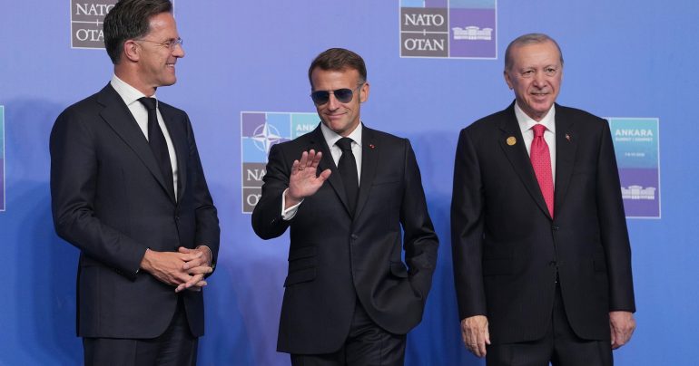 Pohľad na lídrov na summite NATO