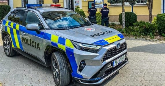 Policajné auto s príslušníkmi policajného zboru