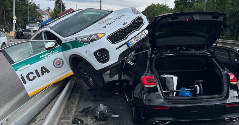 Pohľad na demolované policajné auto