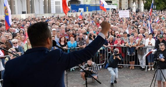 Záber z protestu Smeru v roku 2022