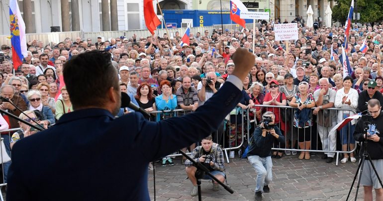 Záber z protestu Smeru v roku 2022