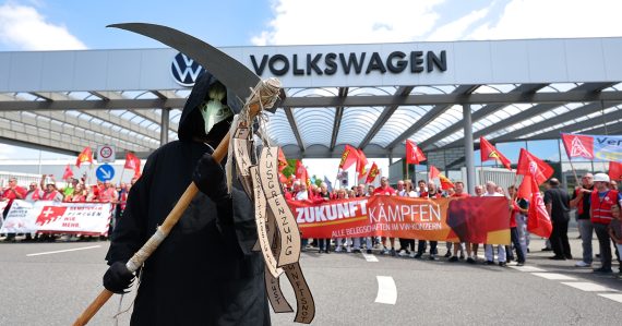 Protesty pred firmou Volkswagen