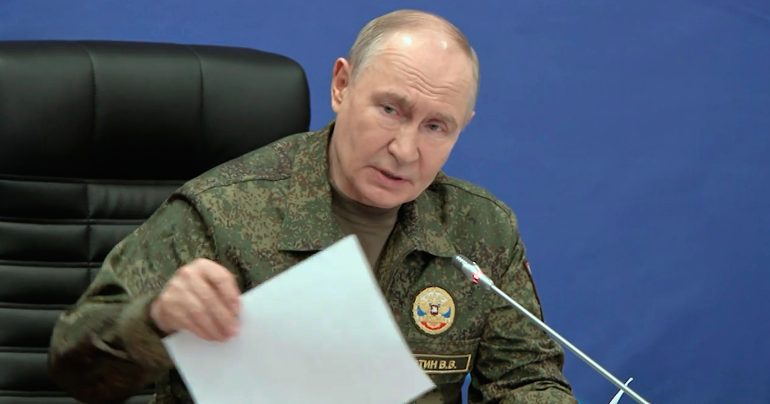 Vladimir Putin vo vojenskej uniforme