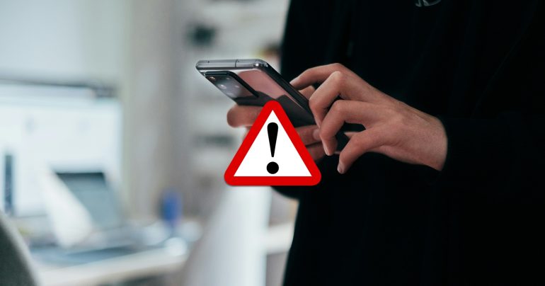 Človek s mobilom v ruke
