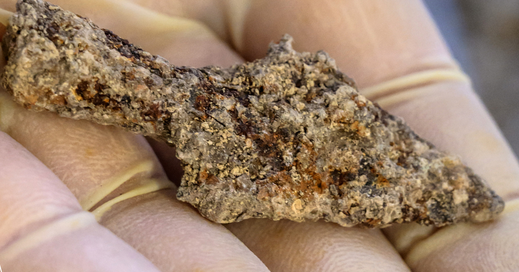 Hrot šípu nájdený pri archeologickom výskume v Industrial parku v Šuranoch