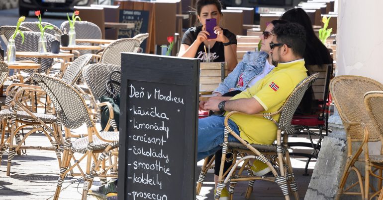 Zákazníci sedia na terase prevádzky v centre Bratislavy