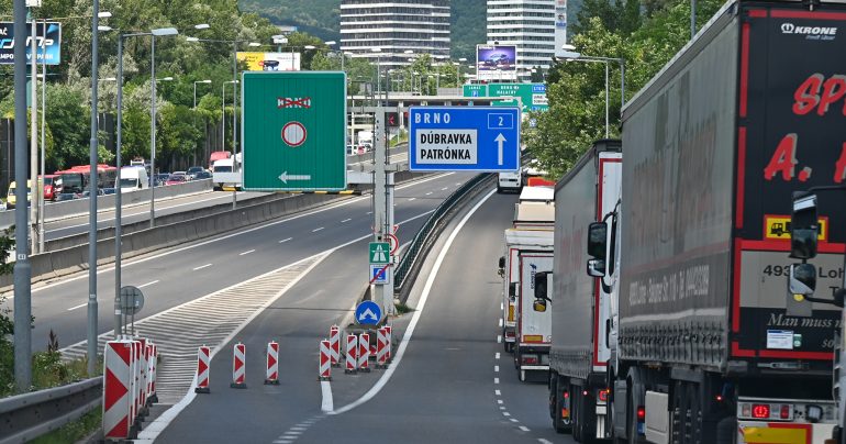 Dopravné značenie usmerňuje vozidlá na obchádzku pred neprejazdným tunelom Sitina