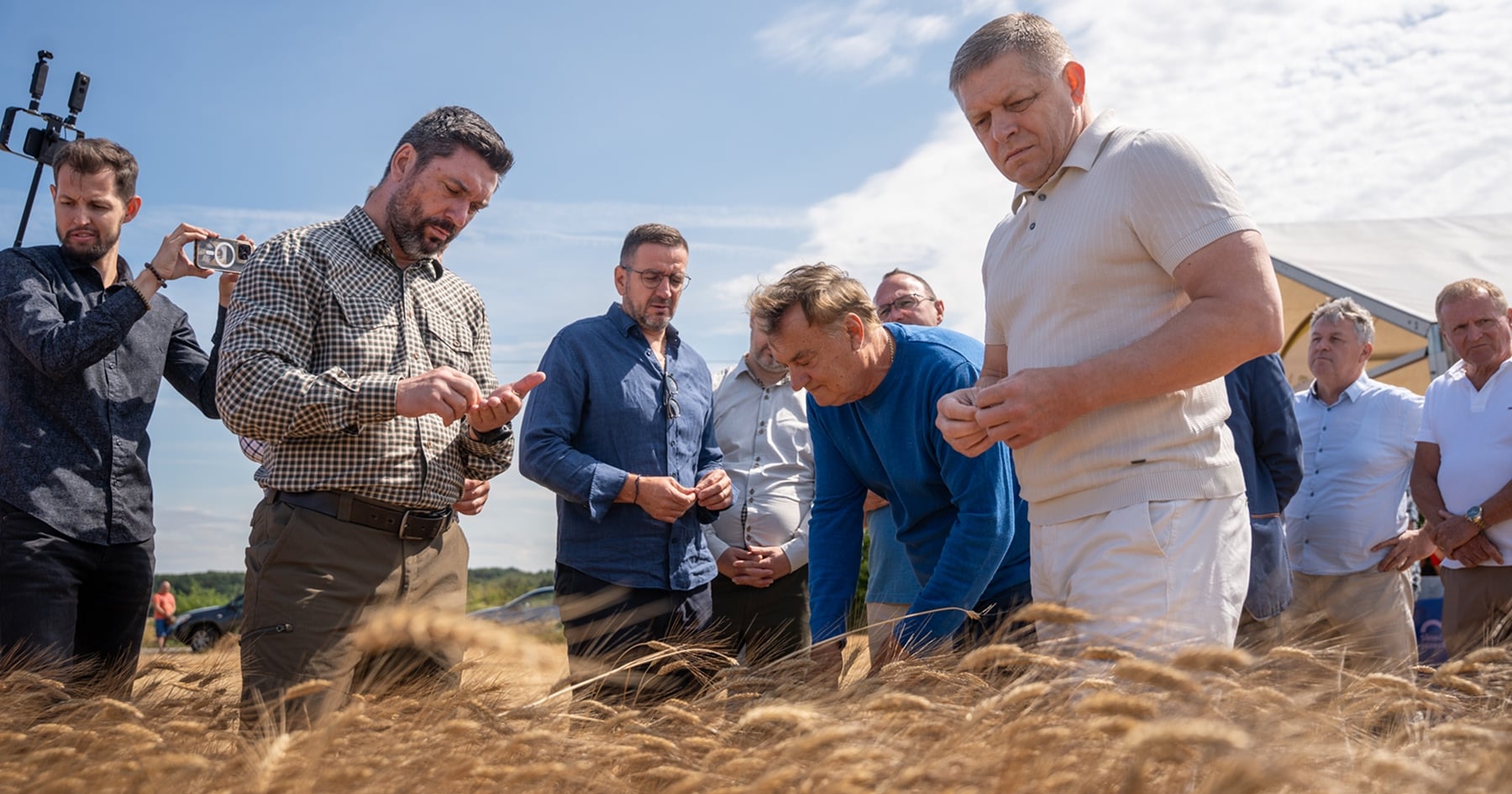 Robert Fico a Richard Takáč počas pracovného žatevného výjazdu