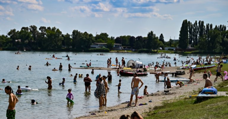 Ľudia kúpajúci sa na Zlatých pieskoch