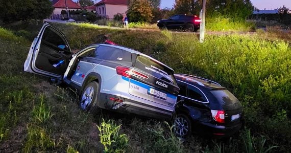 Zrážka policajného auta a osobného vozidla