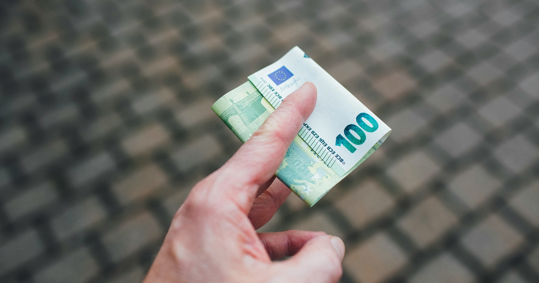 100-eurová bankovka