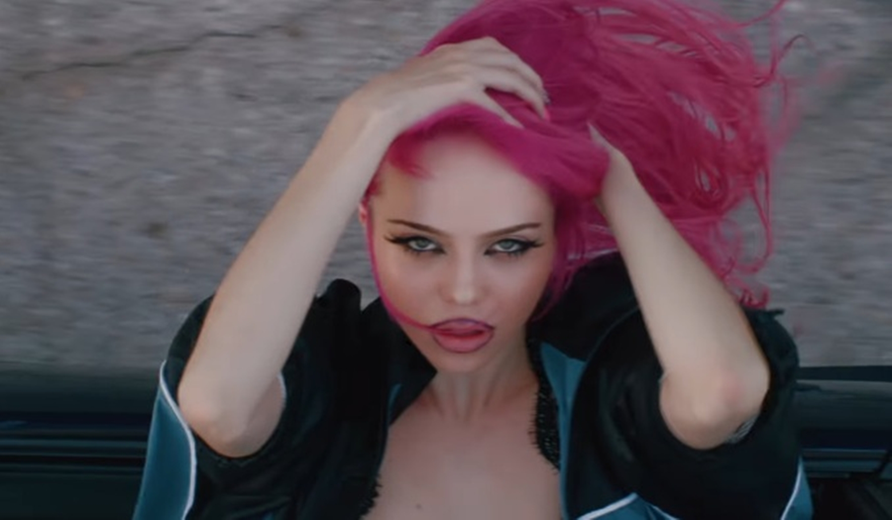 Speváčka Adéla vo videoklipe Ain't In LA