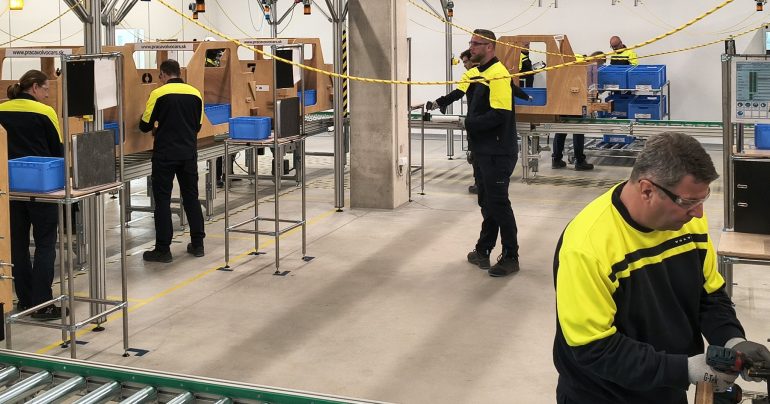 Zamestnanci v automobilke