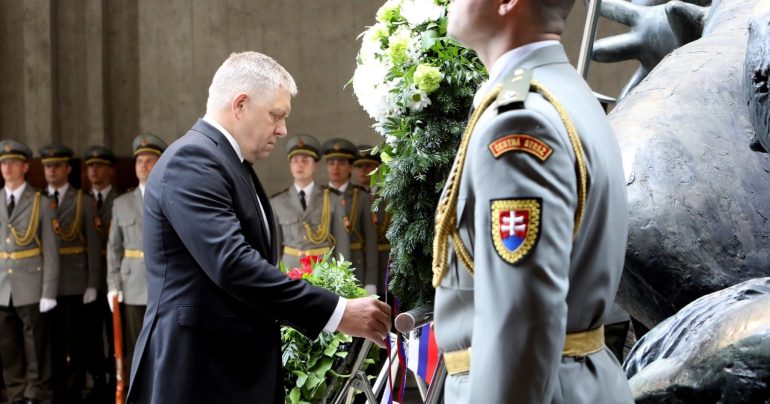 Premiér Fico kladie veniec pri oslavách SNP